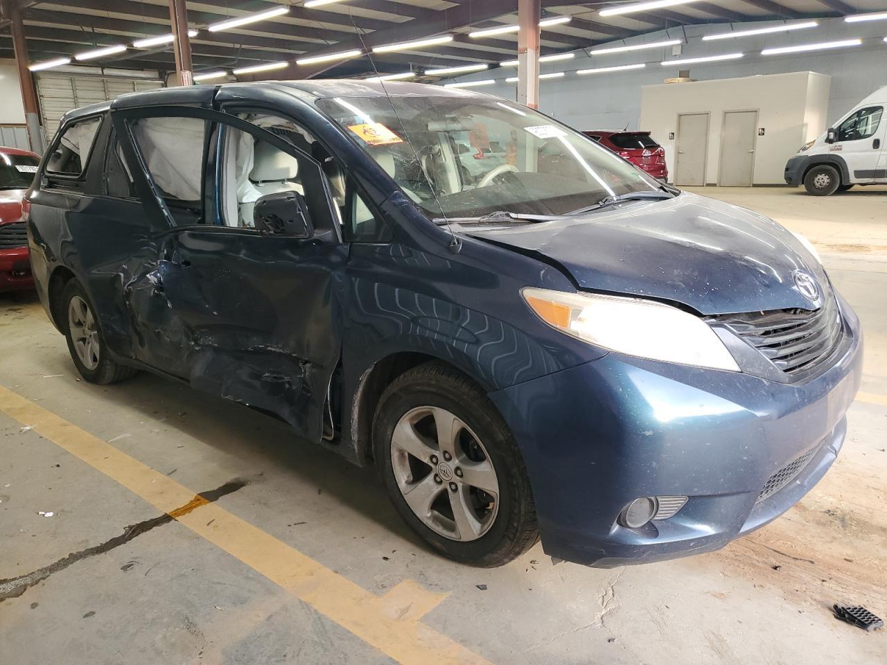 2011 Toyota Sienna - Image 4