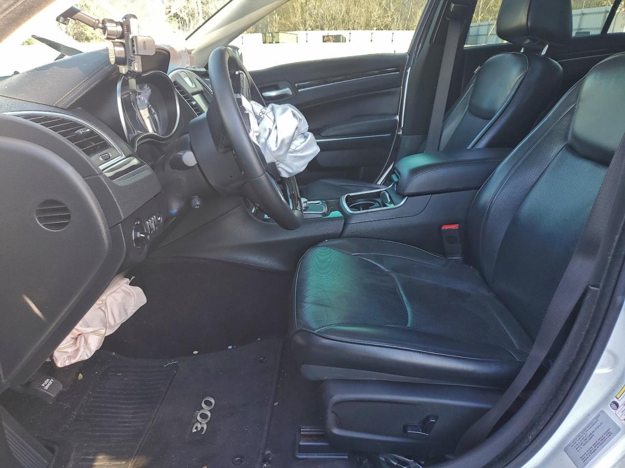 2016 Chrysler 300C - Image 7