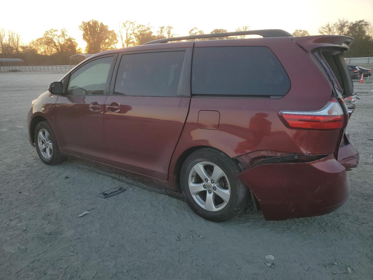 2015 Toyota Sienna Le - Image 2