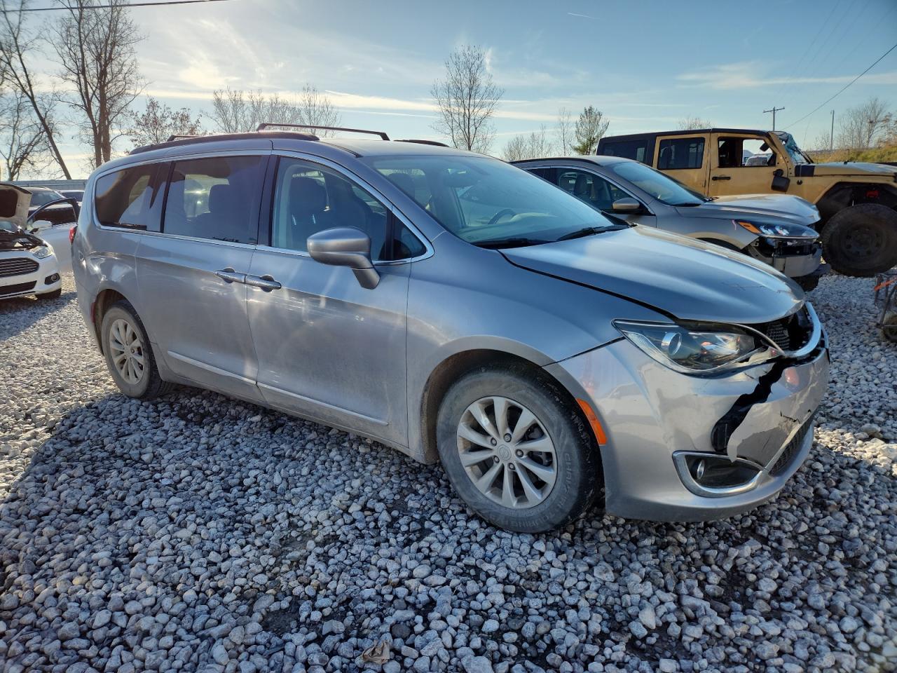 2017 Chrysler Pacifica Touring L - Фото 4