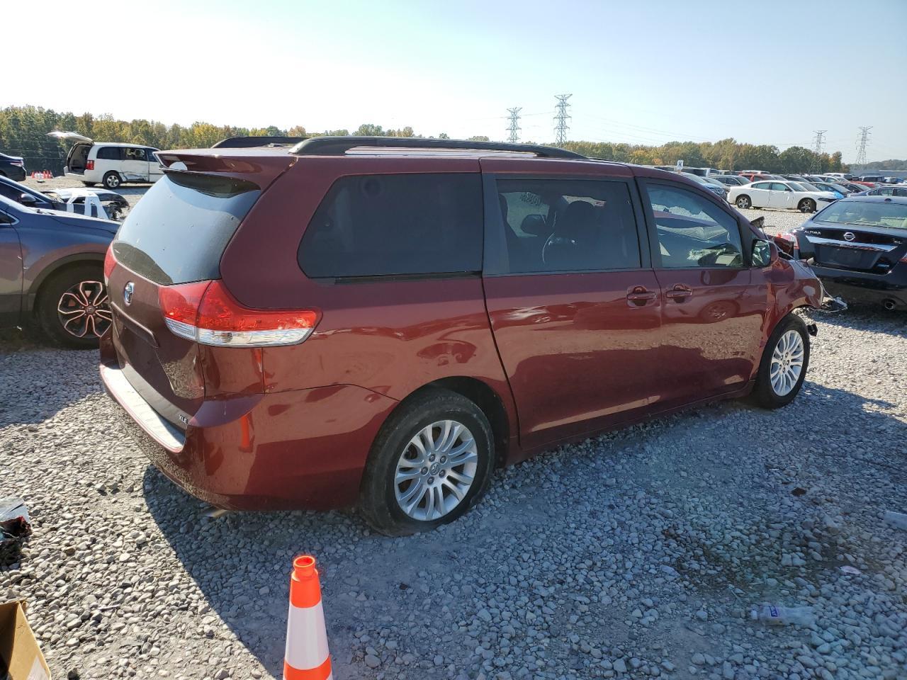 2013 Toyota Sienna Xle - Image 3