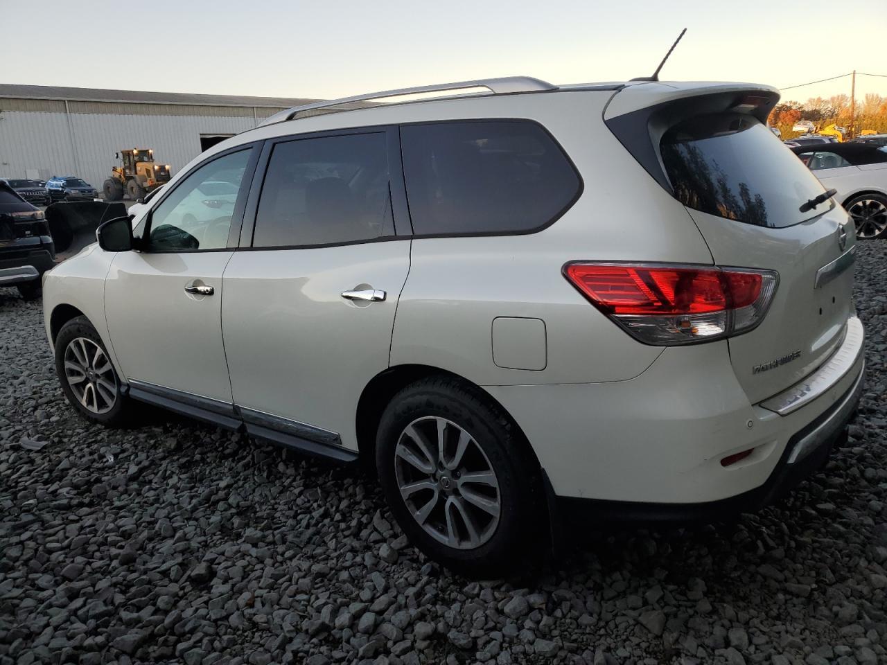 2016 Nissan Pathfinder S - Image 2