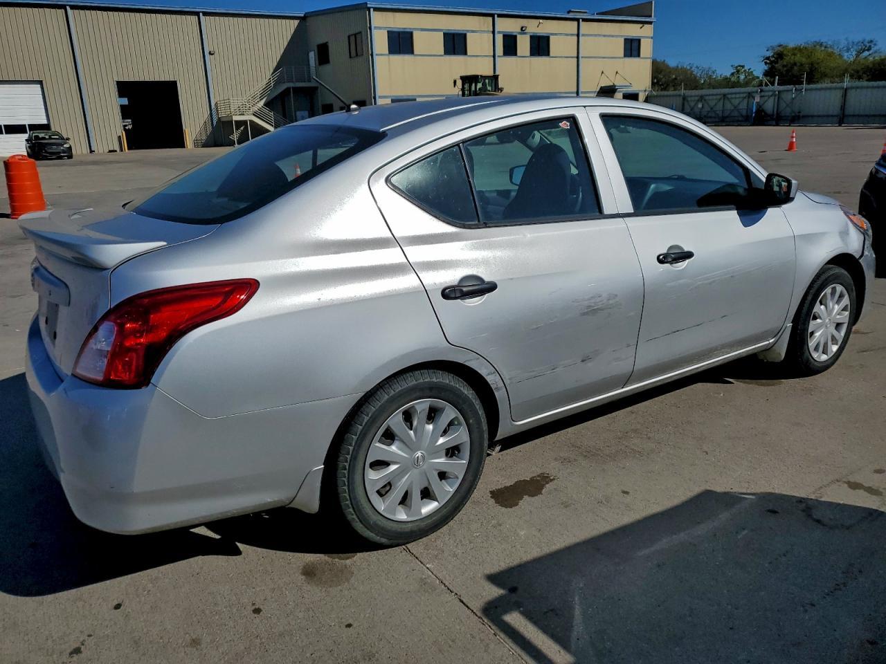 2017 Nissan Versa S - Фото 5