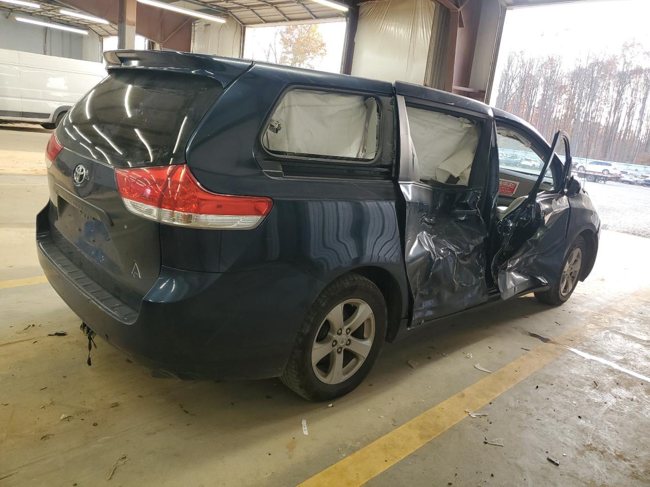2011 Toyota Sienna - Image 3