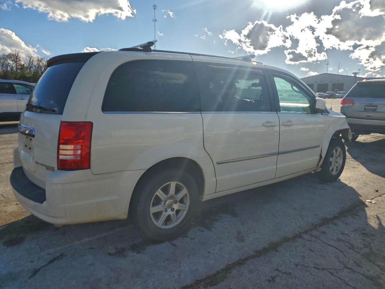 2010 Chrysler Town & Country Touring - Фото 3