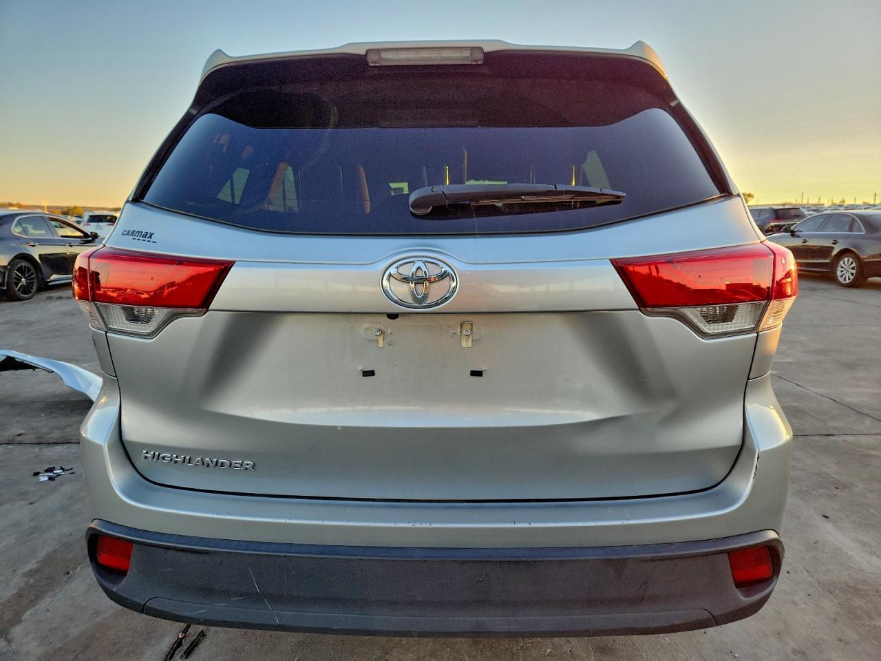 2017 Toyota Highlander Le - Image 6