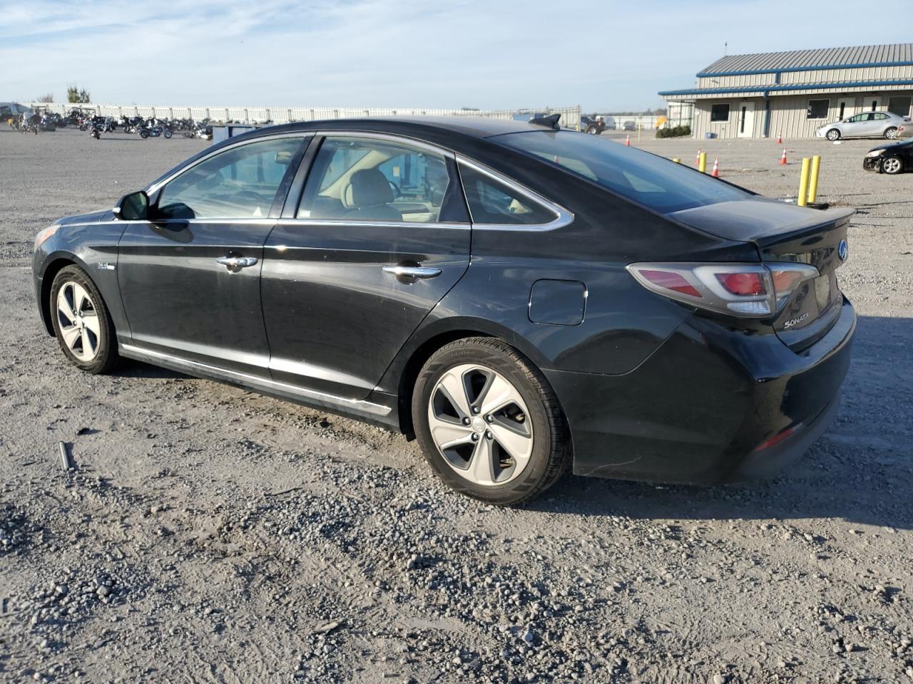2016 Hyundai Sonata Hybrid - Image 2