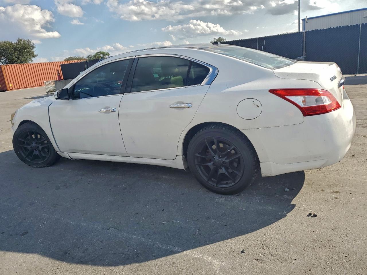 2009 Nissan Maxima S - Image 2