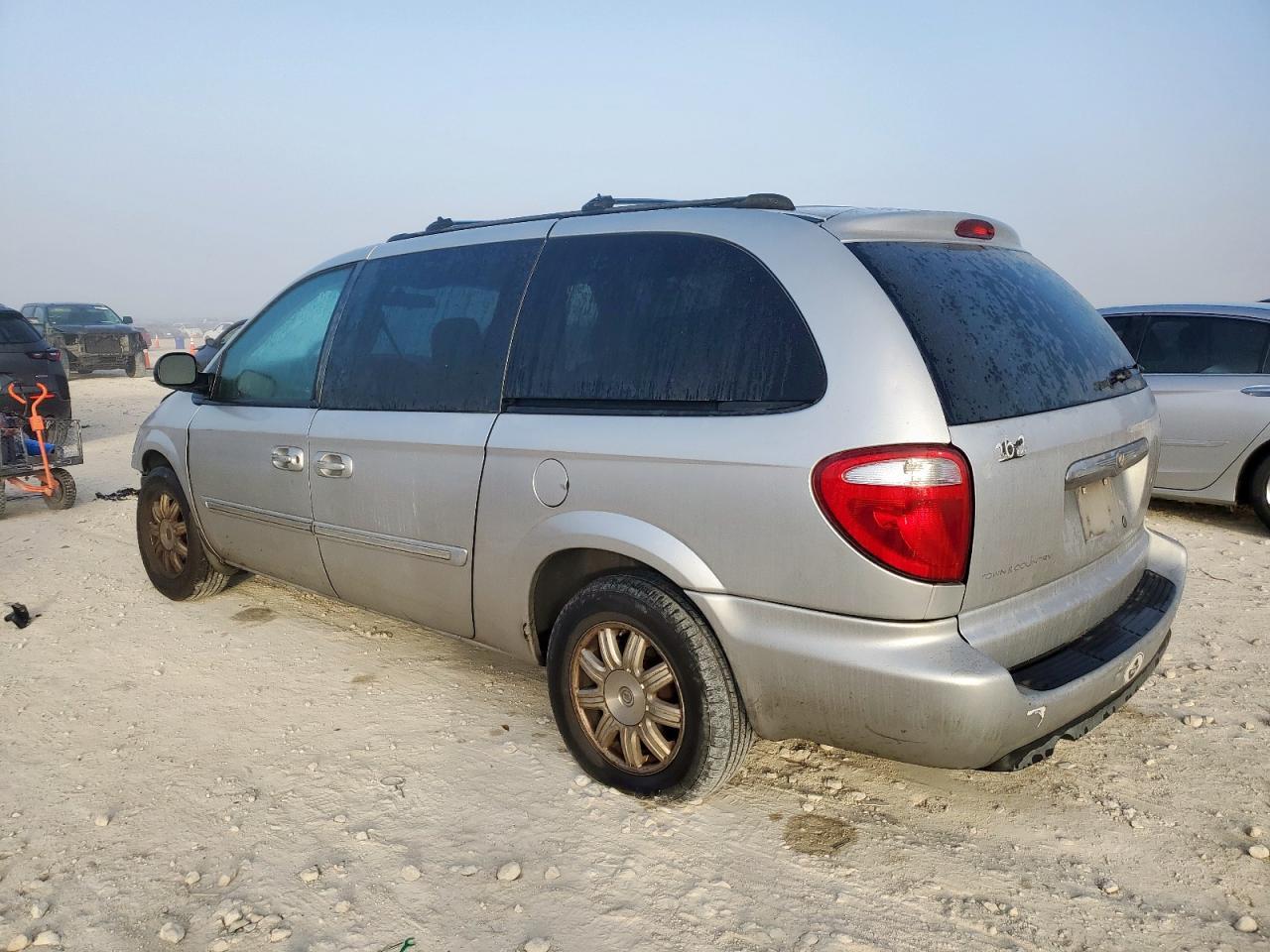 2005 Chrysler Town & Country Touring - Image 2