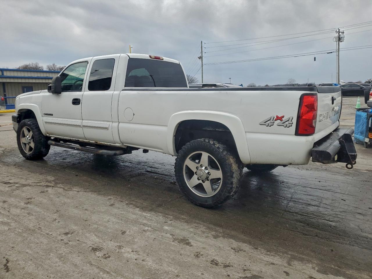 2004 Chevrolet Silverado C2500 Heavy Duty - Image 2