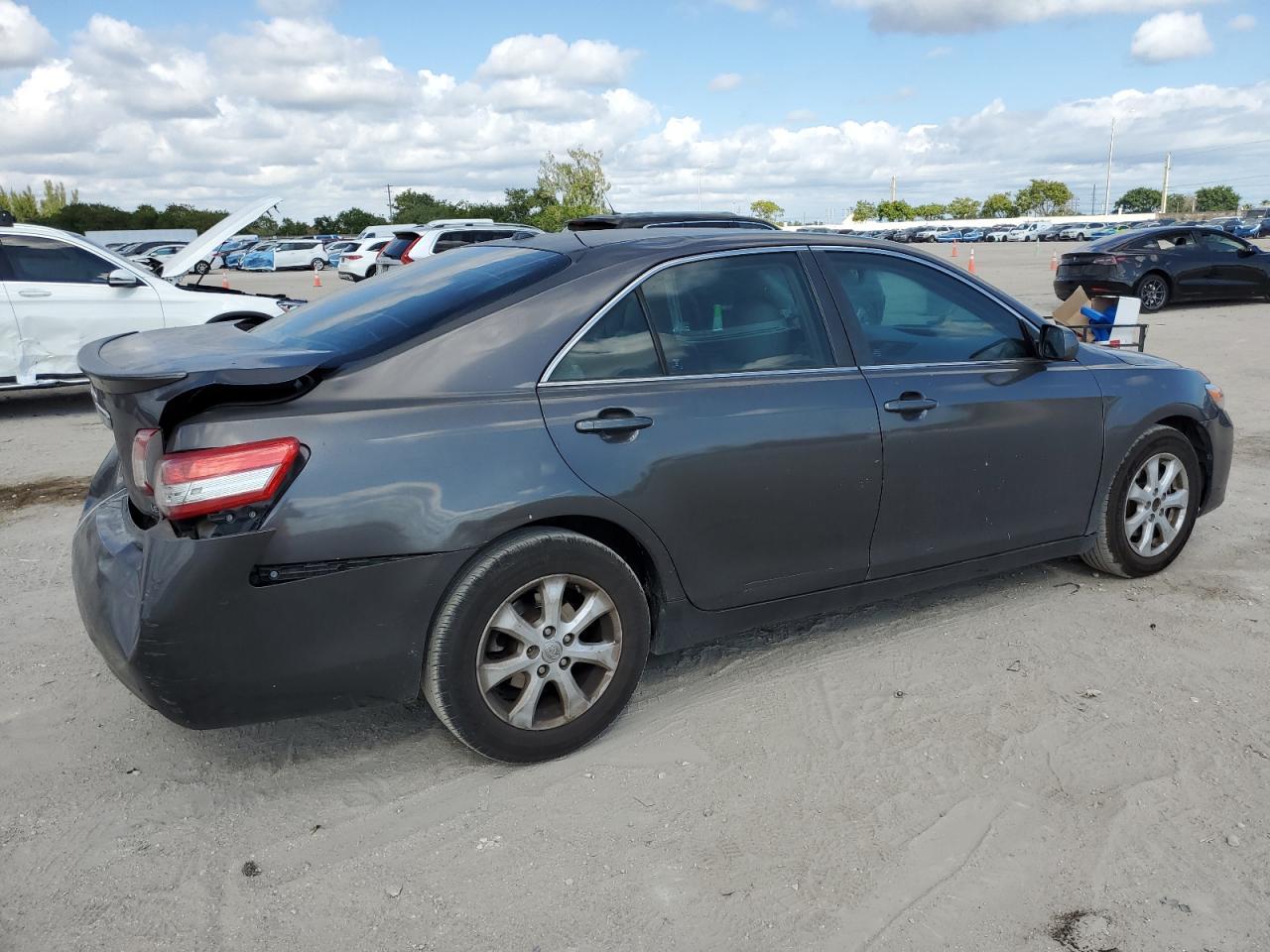 2011 Toyota Camry Base - Фото 3