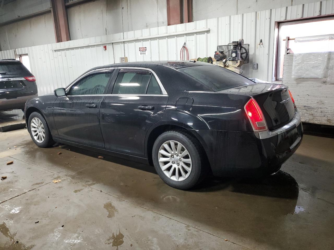 2012 Chrysler 300 - Фото 2