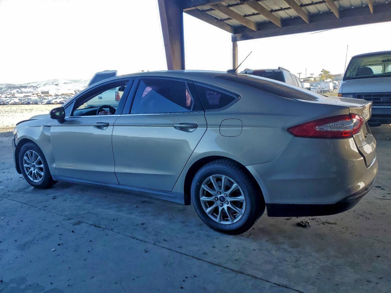 2015 Ford Fusion S - Фото 2