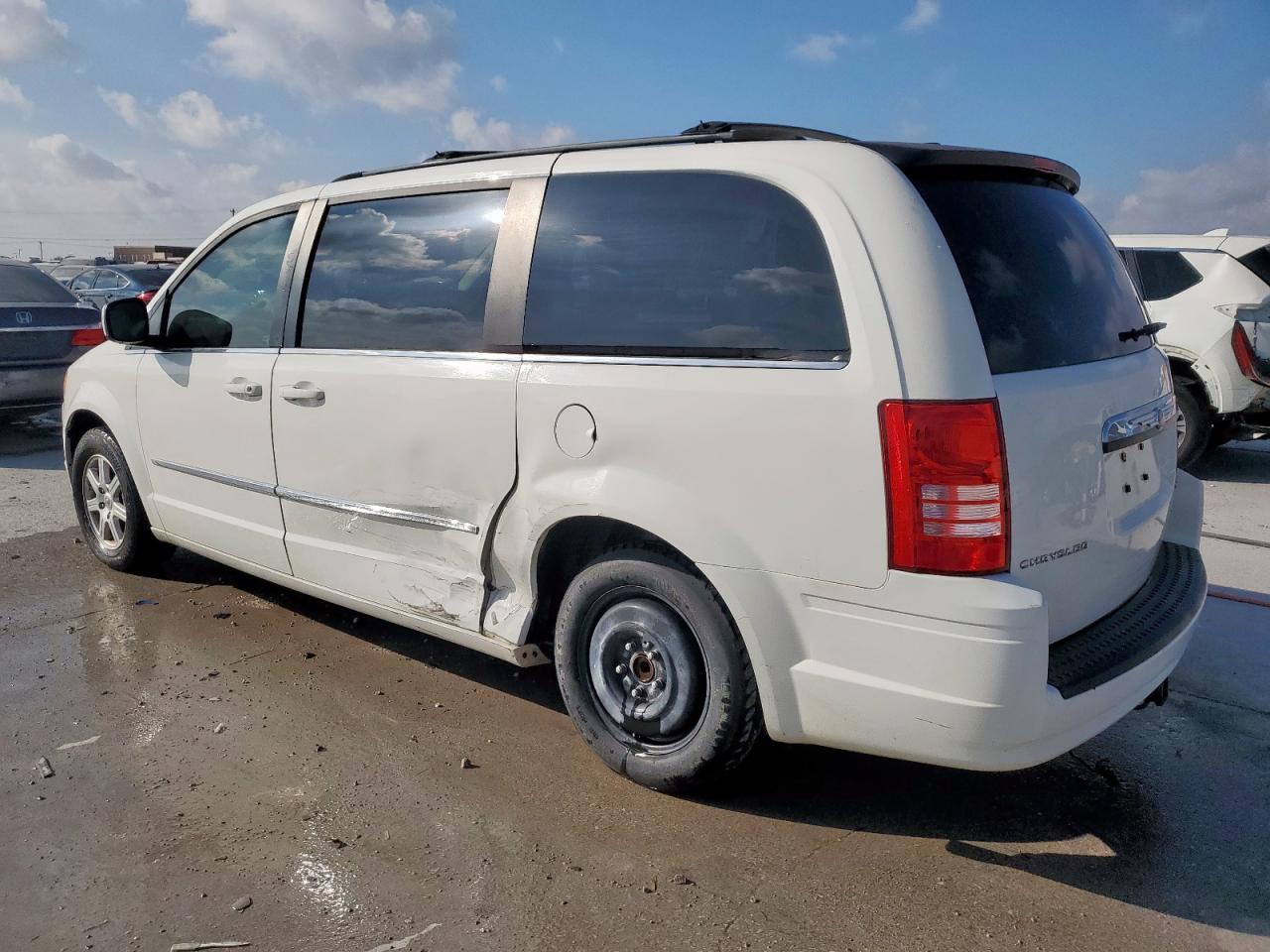 2010 Chrysler Town & Country Touring - Фото 2