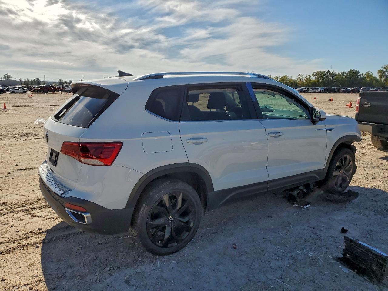 2022 Volkswagen Taos Se - Фото 3