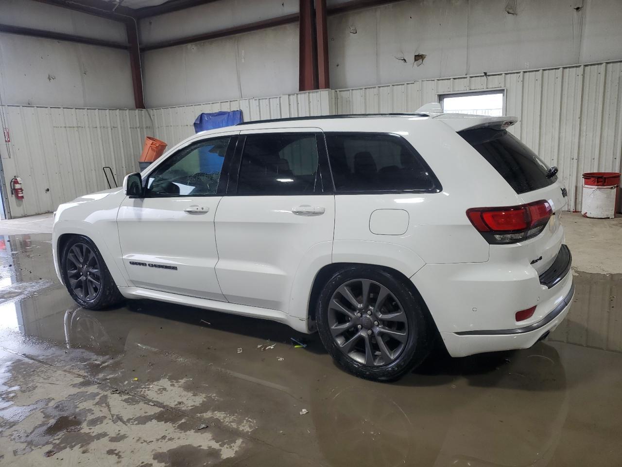 2018 Jeep Grand Cherokee Overland - Image 2