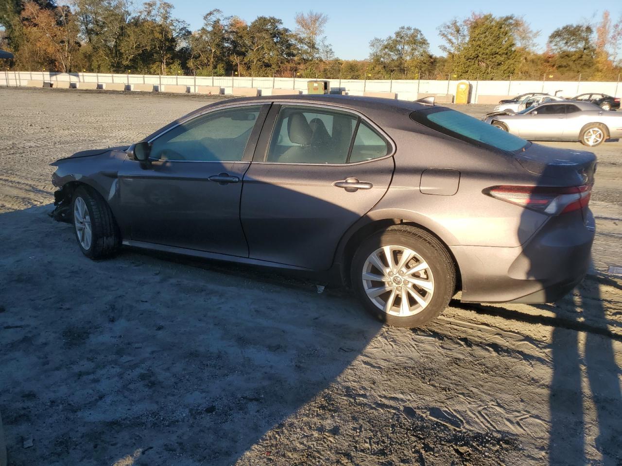 2022 Toyota Camry Le - Фото 2