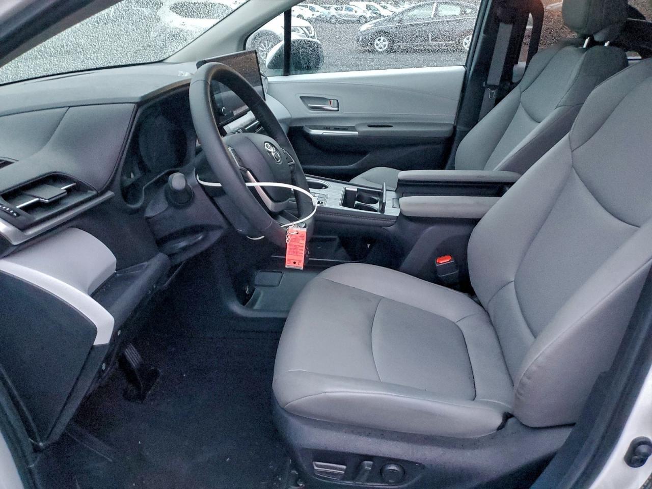 2025 Toyota Sienna Xle - Image 7