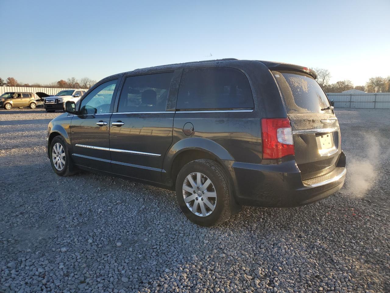 2012 Chrysler Town & Country Touring L - Фото 2