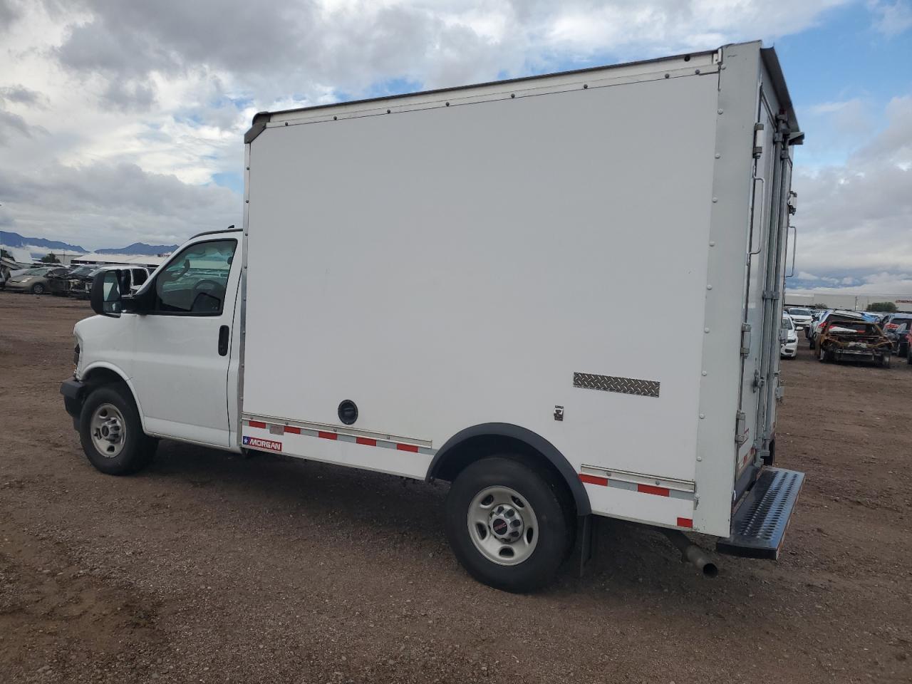 2023 GMC Savana Box Truck - Фото 2