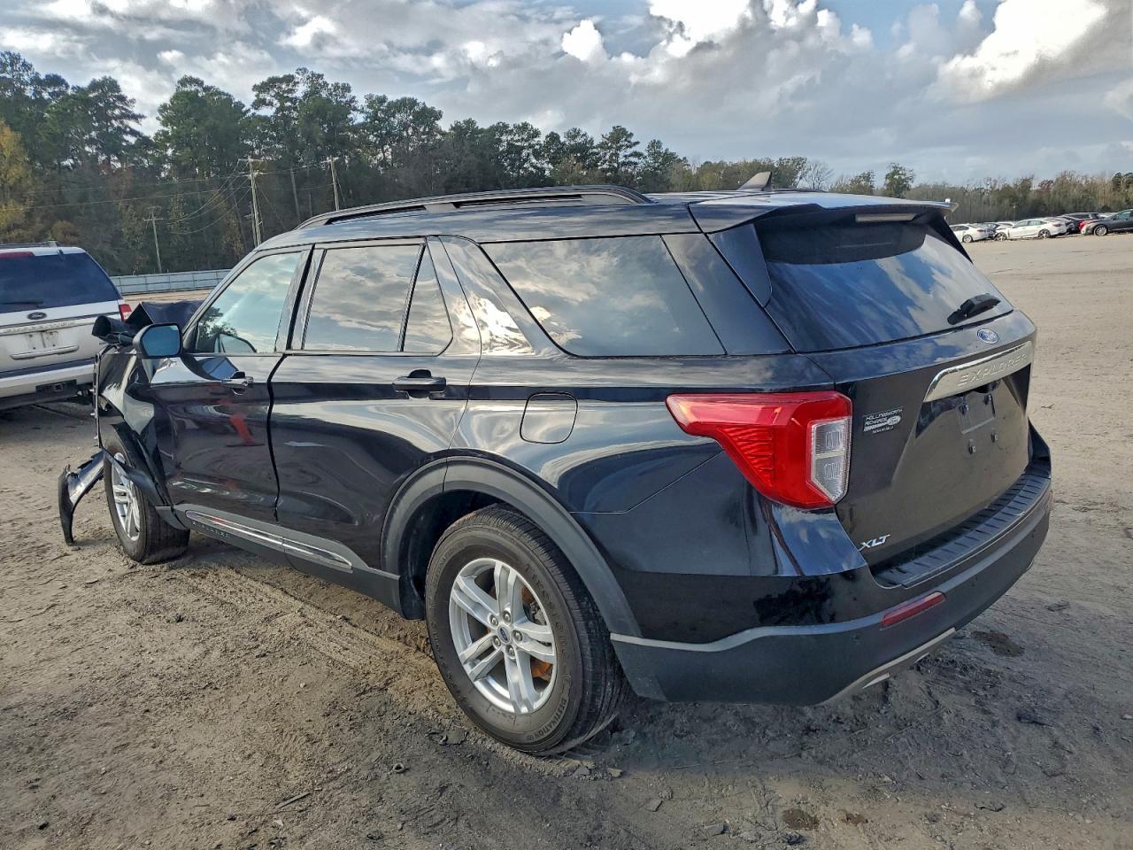 2023 Ford Explorer Xlt - Image 2