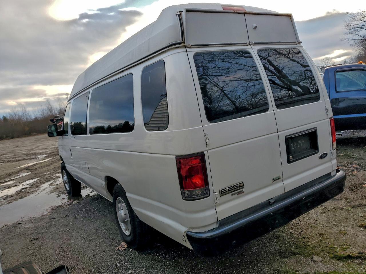2014 Ford Econoline E250 Van - Фото 2