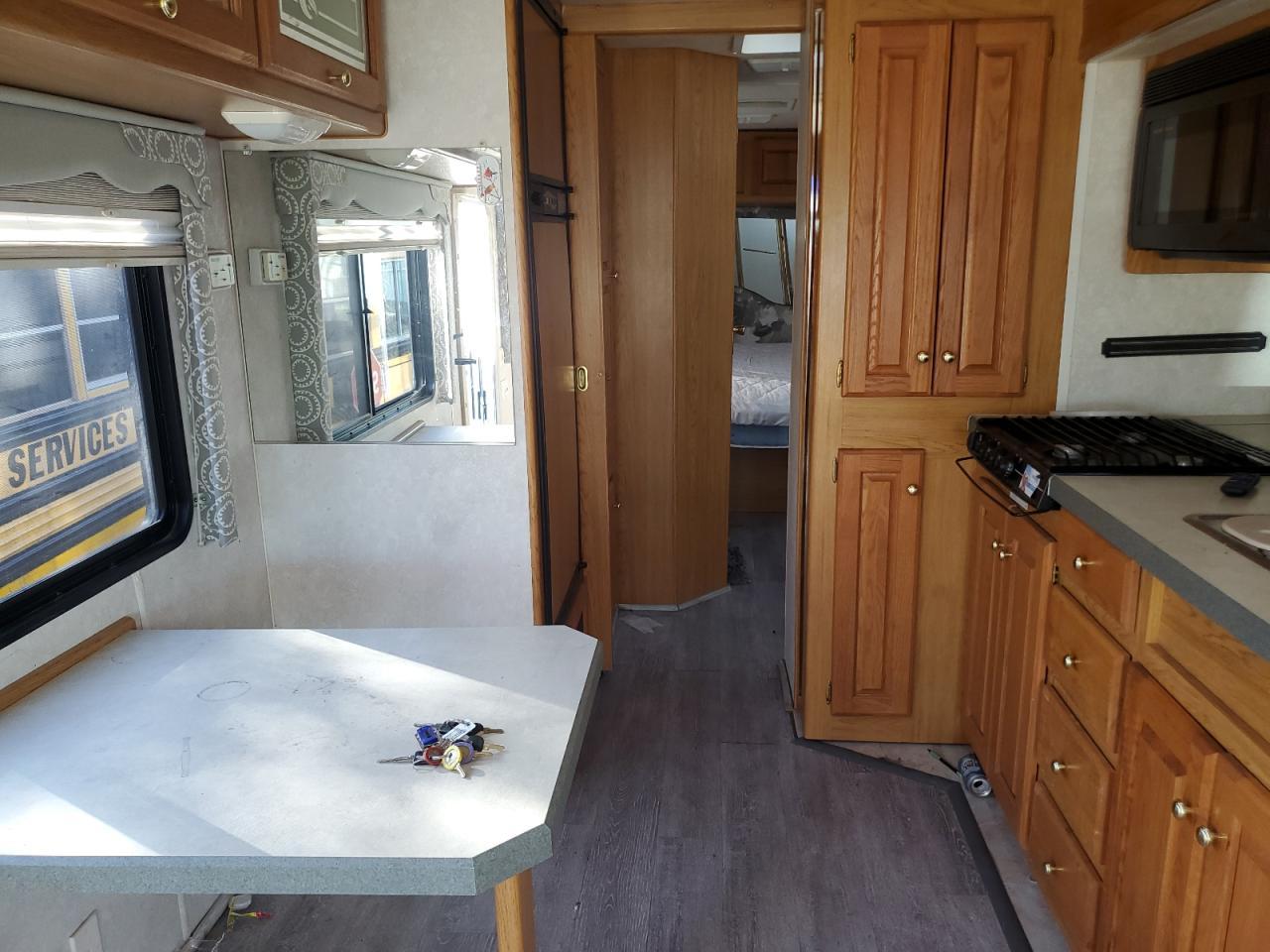 2000 Ford F550 Super Duty Stripped Chassis - Image 6