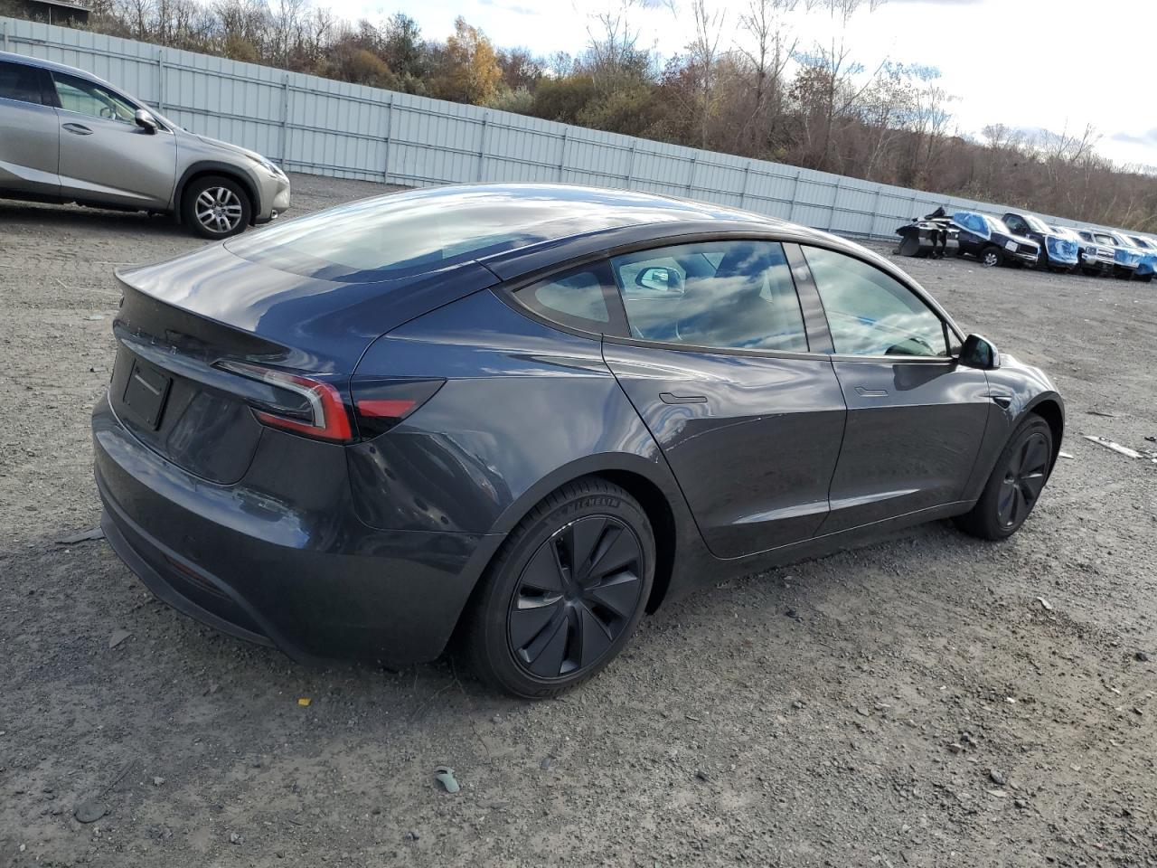 2025 Tesla Model 3 - Фото 3