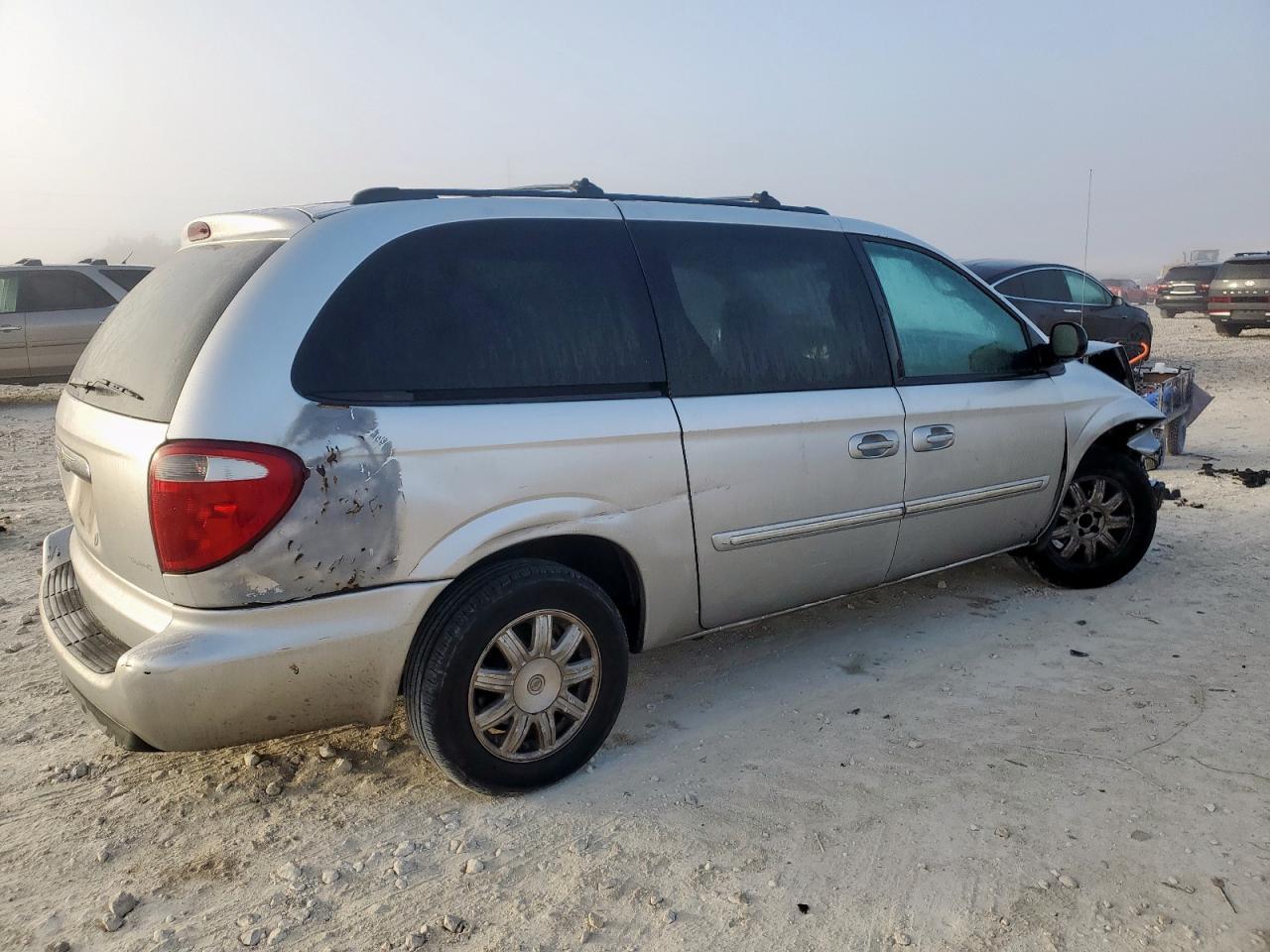 2005 Chrysler Town & Country Touring - Image 3