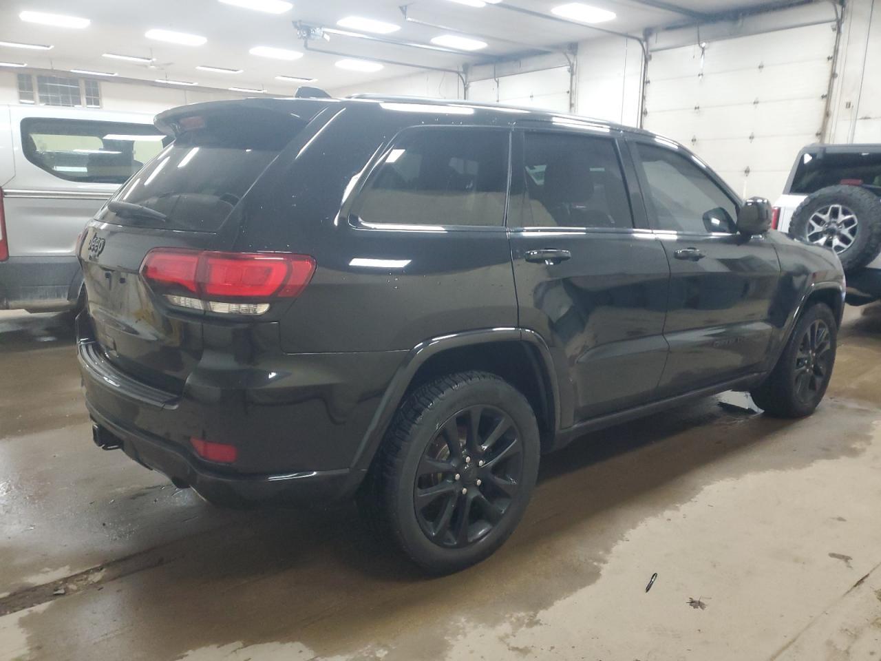 2017 Jeep Grand Cherokee Laredo - Image 3