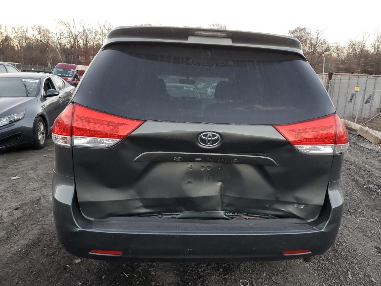2013 Toyota Sienna - Фото 6