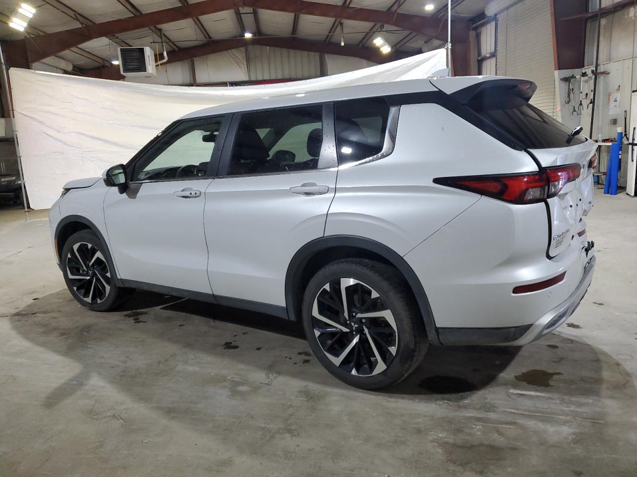 2024 Mitsubishi Outlander Se - Image 2