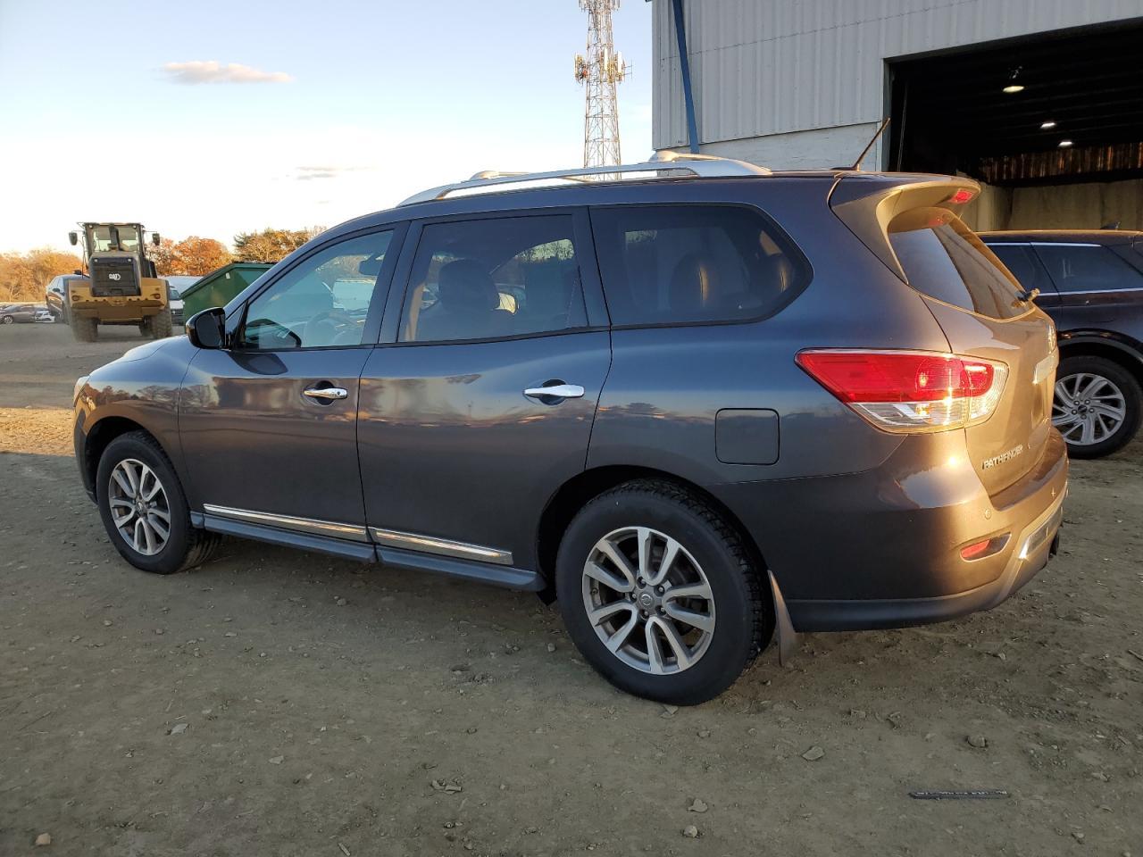 2013 Nissan Pathfinder S - Фото 2