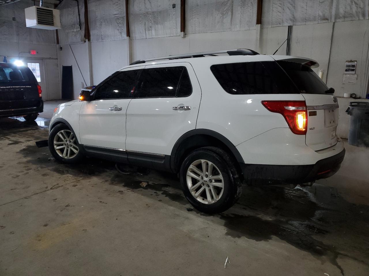 2015 Ford Explorer Xlt - Image 2