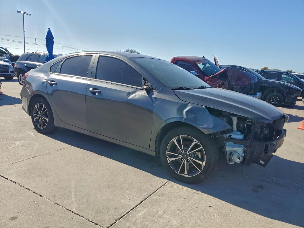 2022 Kia Forte Lxs - Image 4