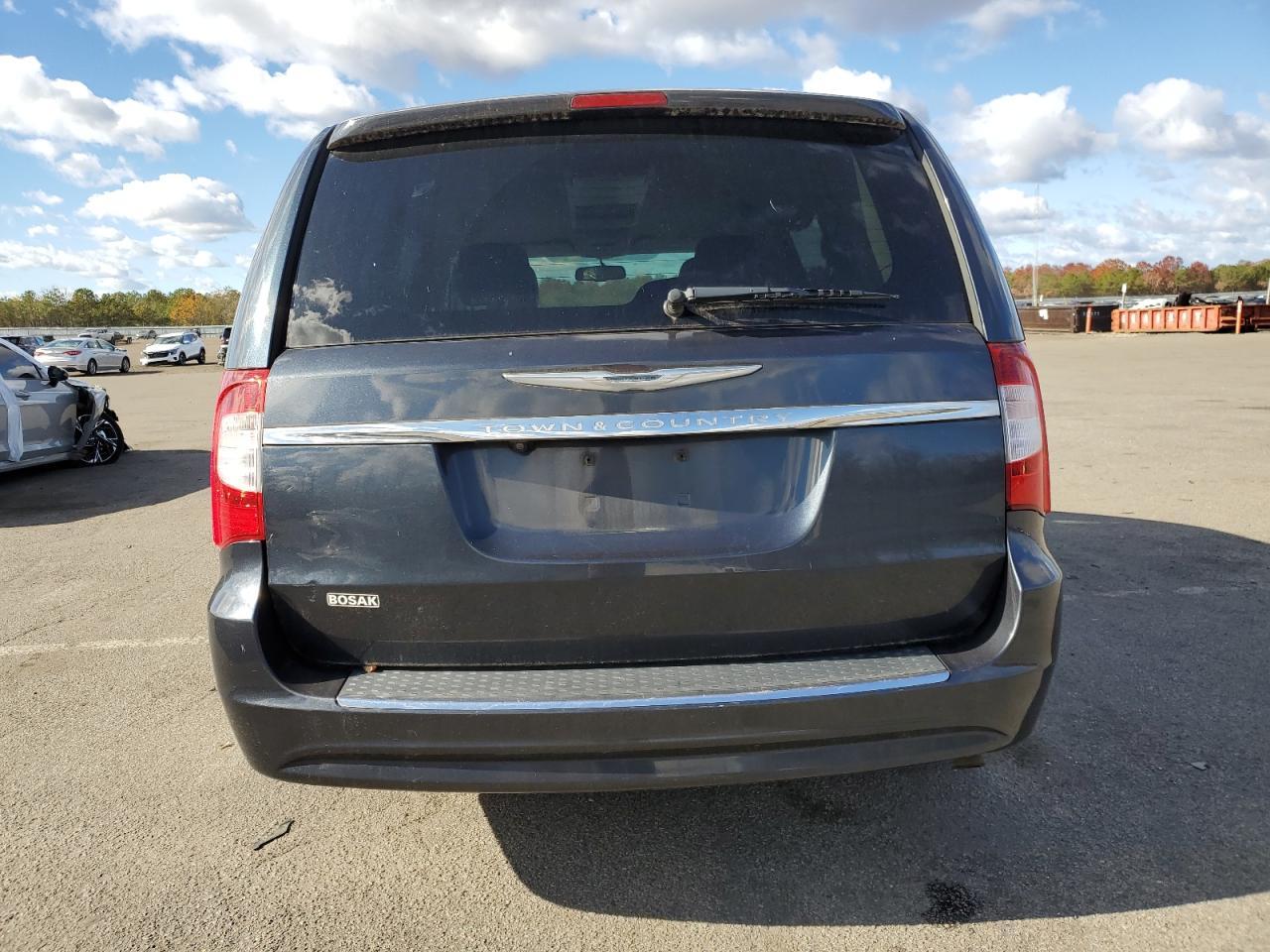 2013 Chrysler Town And C - Фото 6