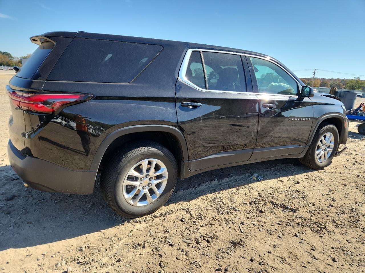 2022 Chevrolet Traverse Ls - Image 3