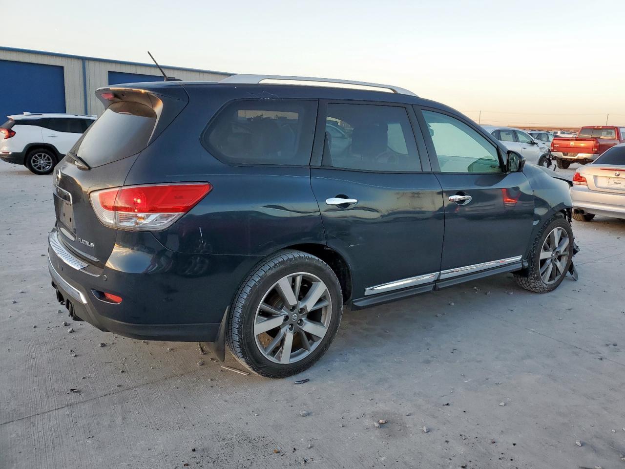 2013 Nissan Pathfinder S - Image 3