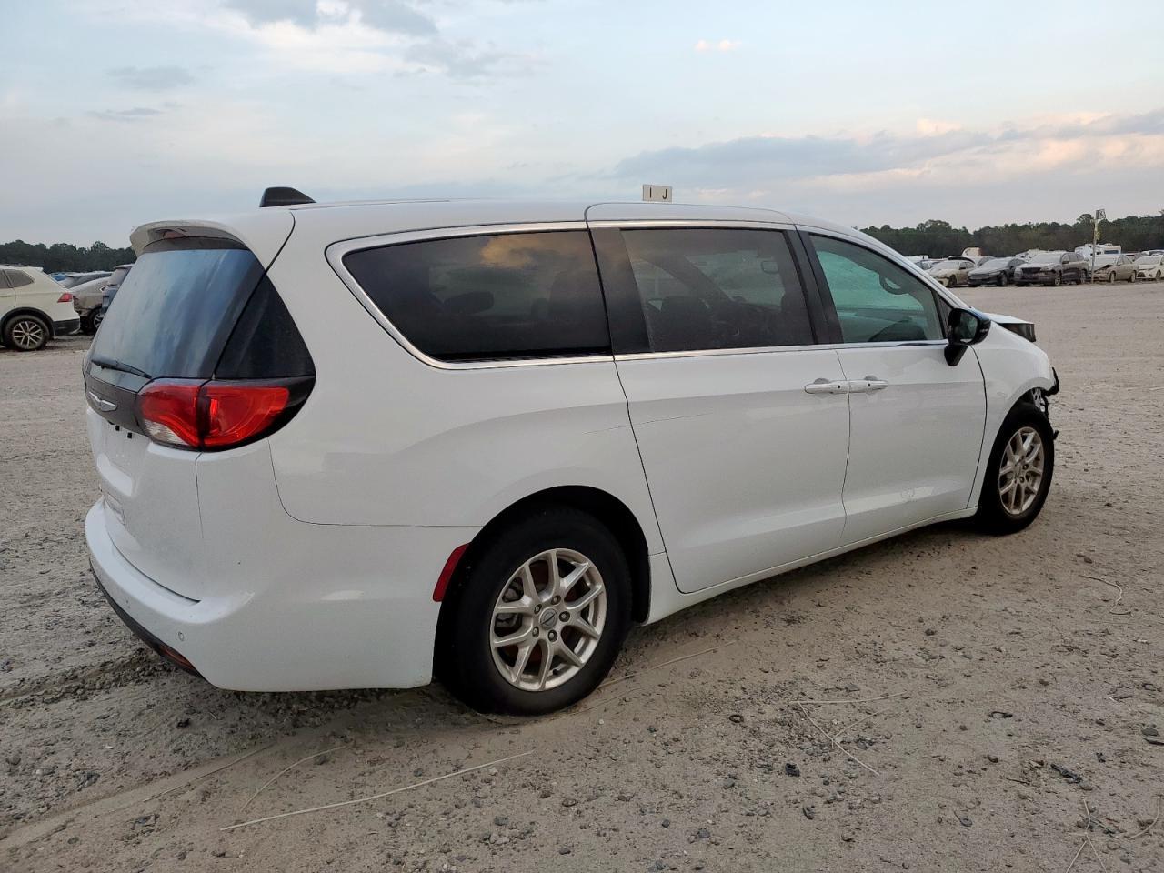 2025 Chrysler Voyager Lx - Фото 3
