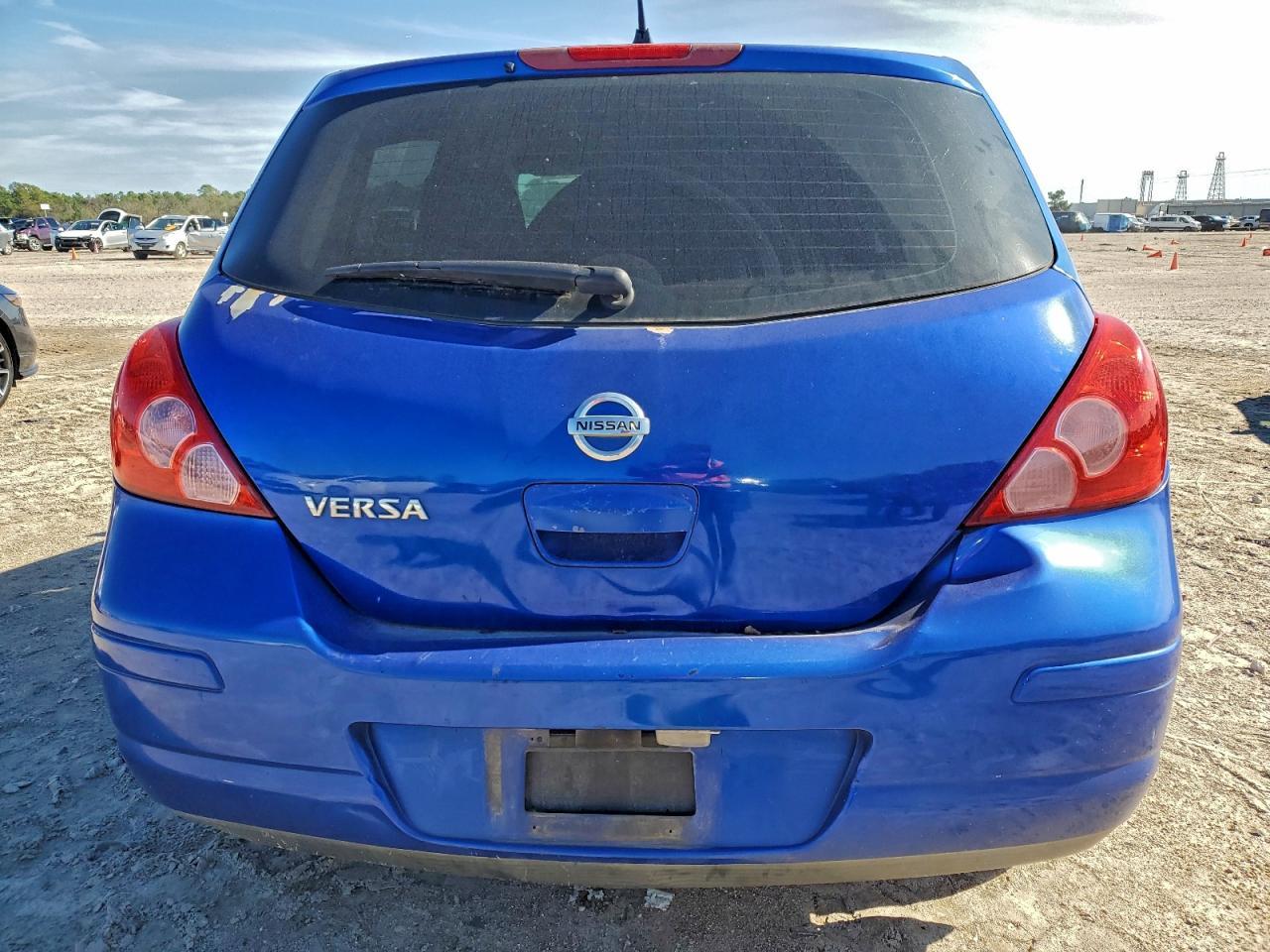 2011 Nissan Versa S - Фото 6