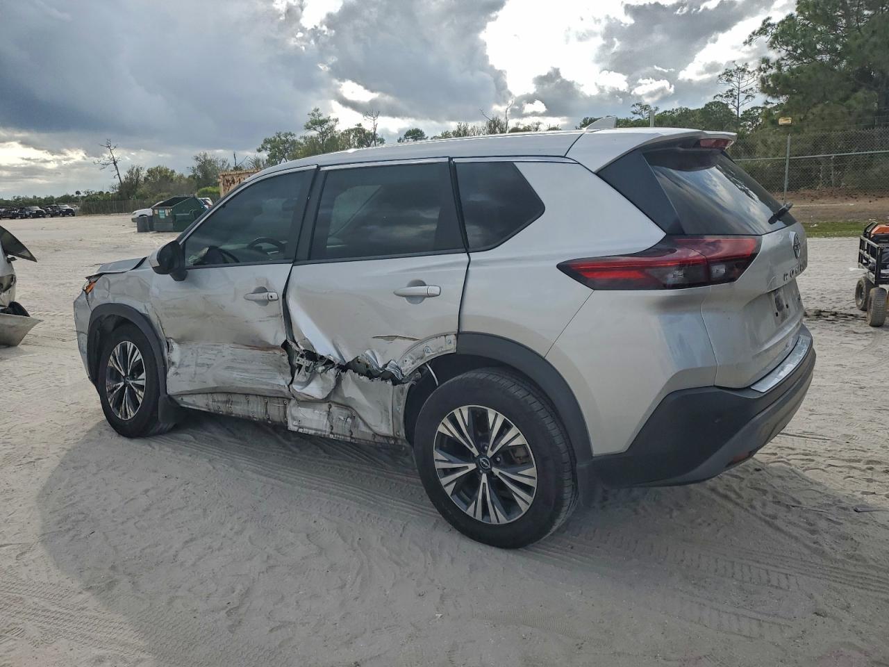 2023 Nissan Rogue Sv - Image 2