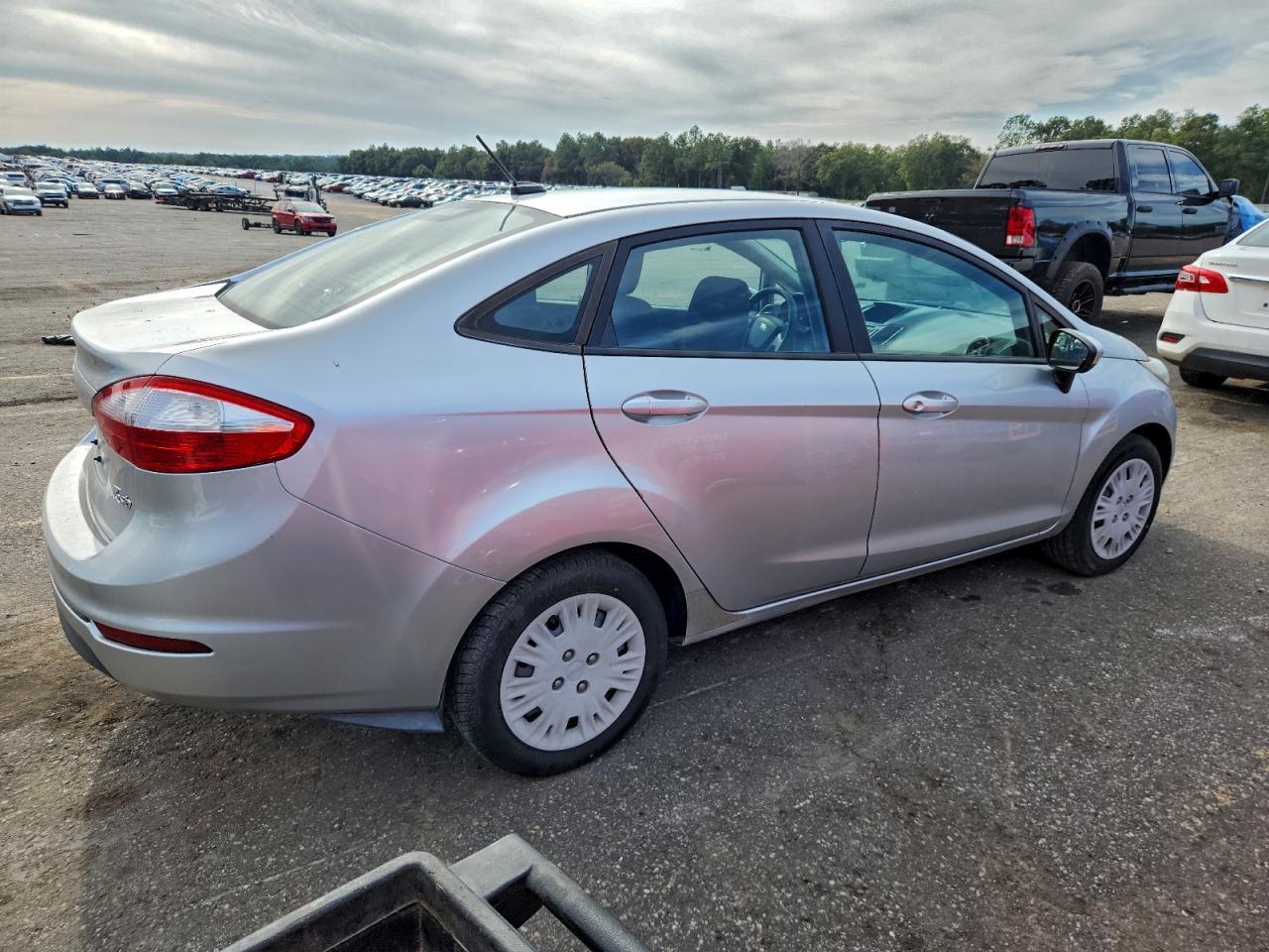 2015 Ford Fiesta S - Image 3