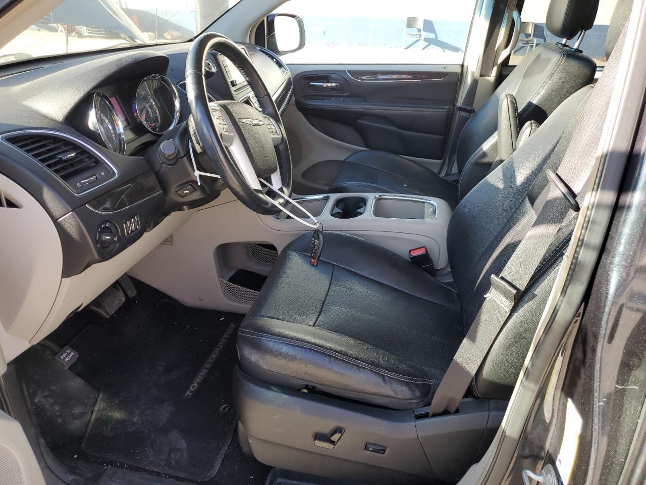 2014 Chrysler Town & Country Touring L - Image 7