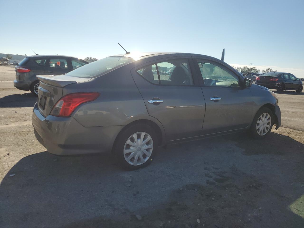 2018 Nissan Versa S - Фото 3