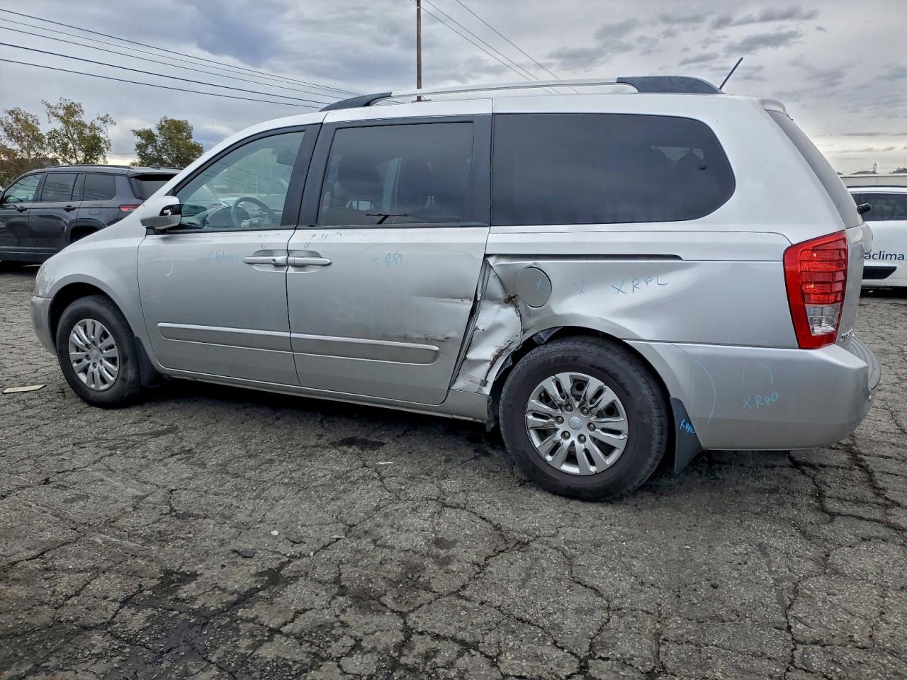 2014 Kia Sedona Lx - Image 2