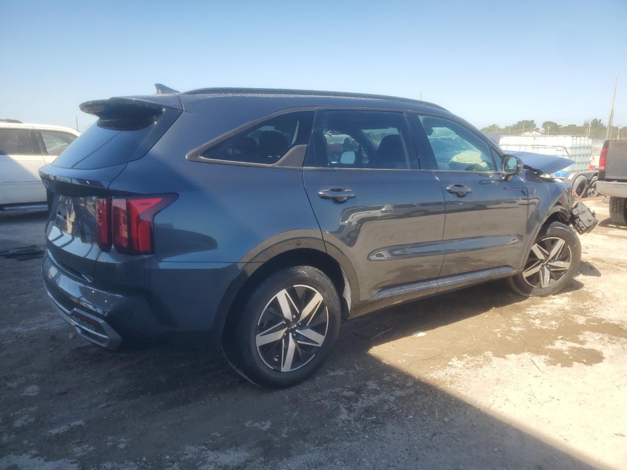 2023 Kia Sorento S - Фото 3