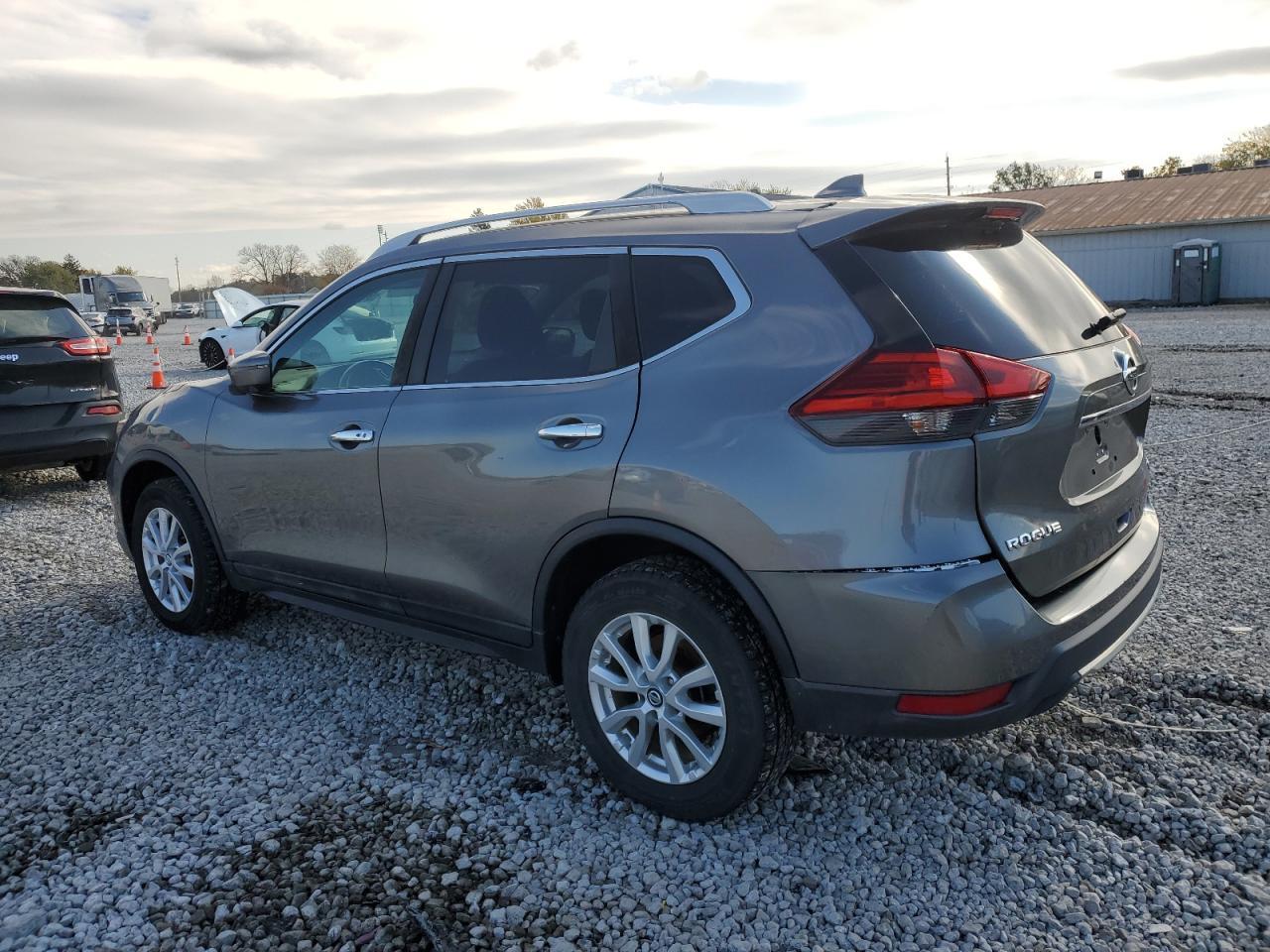 2017 Nissan Rogue Sv - Image 2