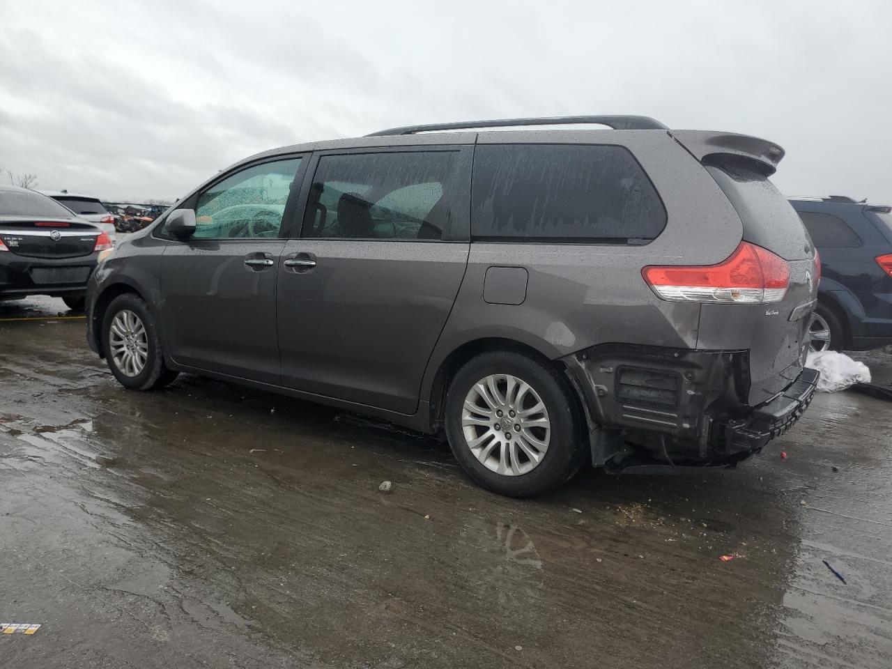 2012 Toyota Sienna Xle - Image 2
