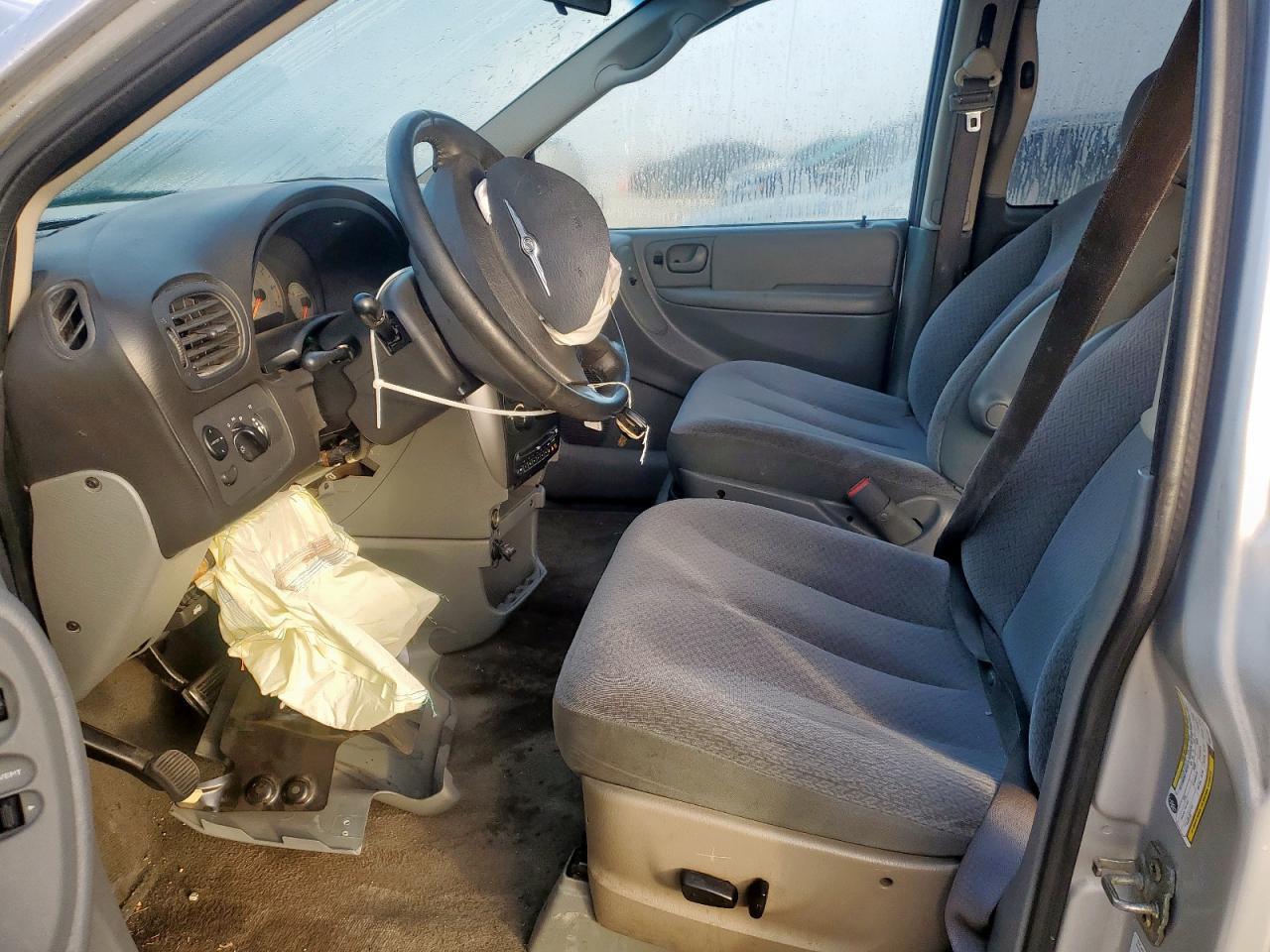 2005 Chrysler Town & Country Touring - Image 7