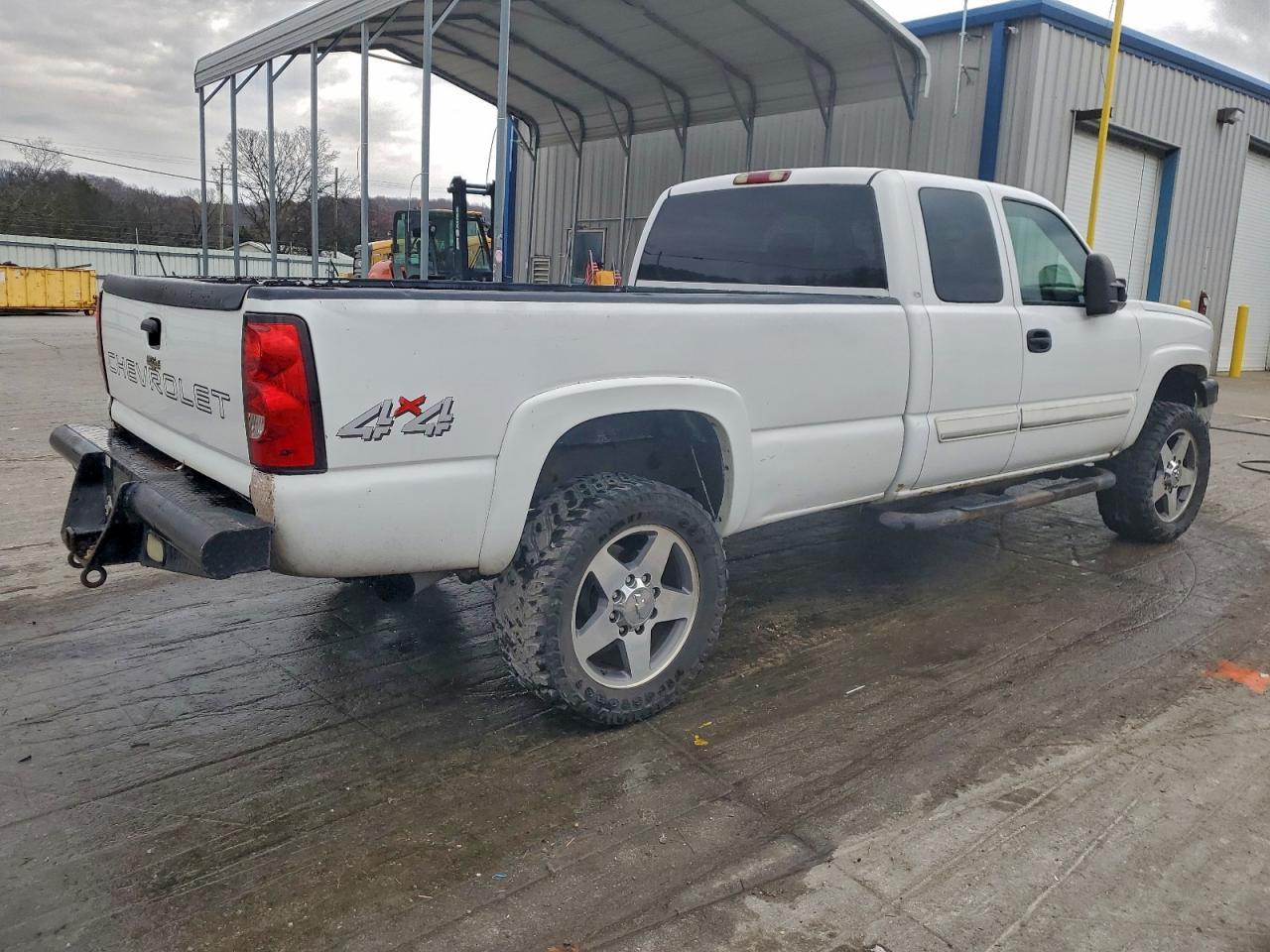 2004 Chevrolet Silverado C2500 Heavy Duty - Image 3
